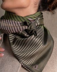 Carré Vasarelli en soie kaki